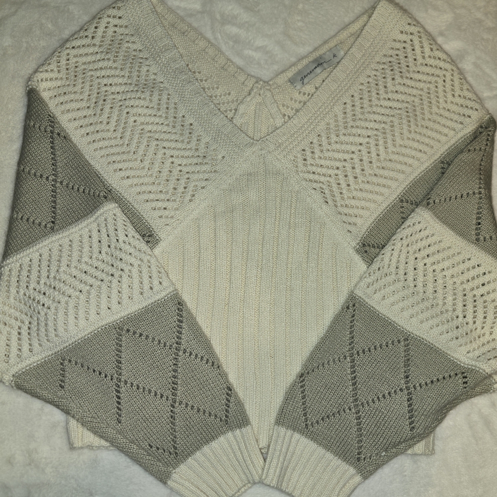 Jenni V-Neck Sweater in Cream and Gray